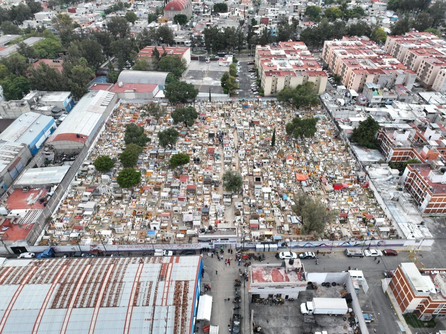 Afluencia masiva en panteones de Gustavo A Madero durante el Día de