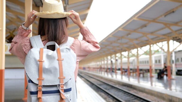 Mochila Bandolera PivotWing Hombre Mujer - Compacta, Antiarrayazos, Múltiples Bolsillos