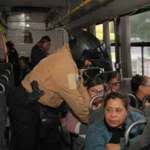 Policías realizan una revisión preventiva en una unidad de transporte público en Cuautitlán Izcalli.