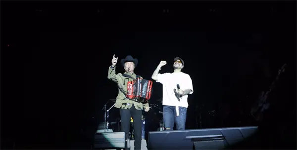 Los Tigres del Norte llenan Puebla; Eduin Caz llora