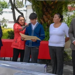 Atizapán equipa escuela con aulas digitales