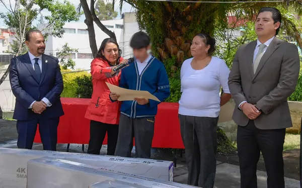 Atizapán equipa escuela con aulas digitales