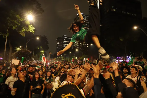 Más de 700 mil aficionados celebran triunfo de México (2)