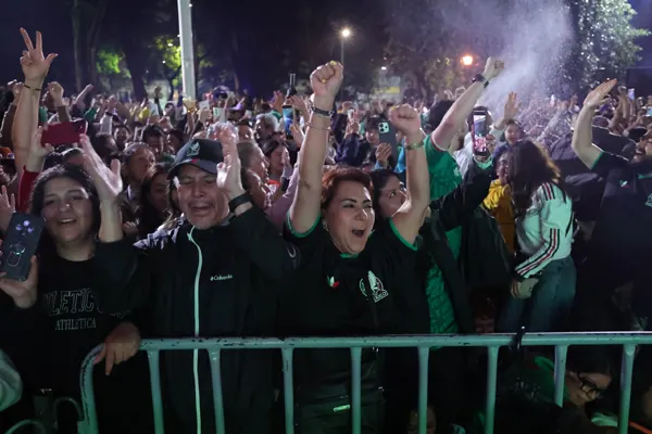 Más de 700 mil aficionados celebran triunfo de México