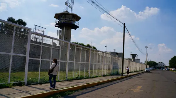 Las mujeres que sostienen las cárceles desde afuera