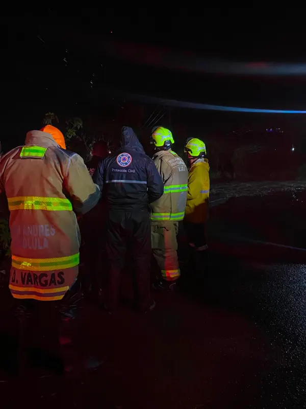 Policía desaparece tras ser arrastrada una patrulla por río Atoyac en Puebla
