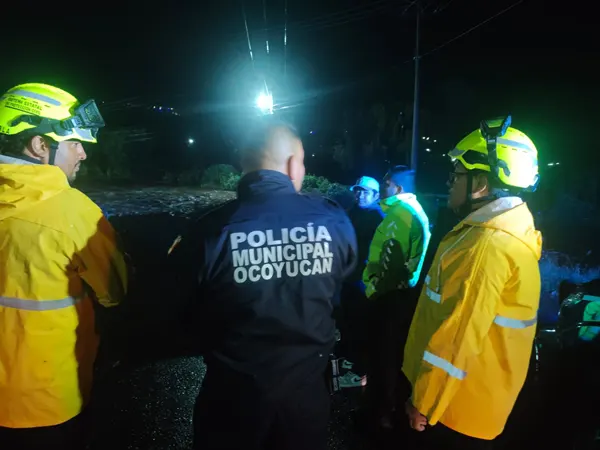 Policía desaparece tras ser arrastrada una patrulla por río Atoyac en Puebla