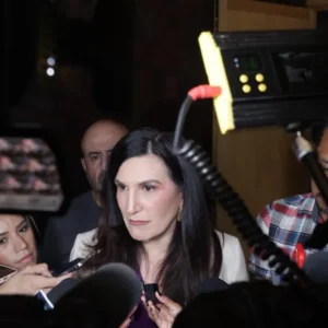 Kenia López acusa al gobierno de exhibir a periodistas