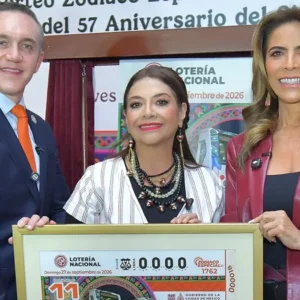 Adrián Ruvalcaba, Clara Brugada y Olivia Salomón, durante la conmemoración por los 57 años del Metro de la Ciudad de México