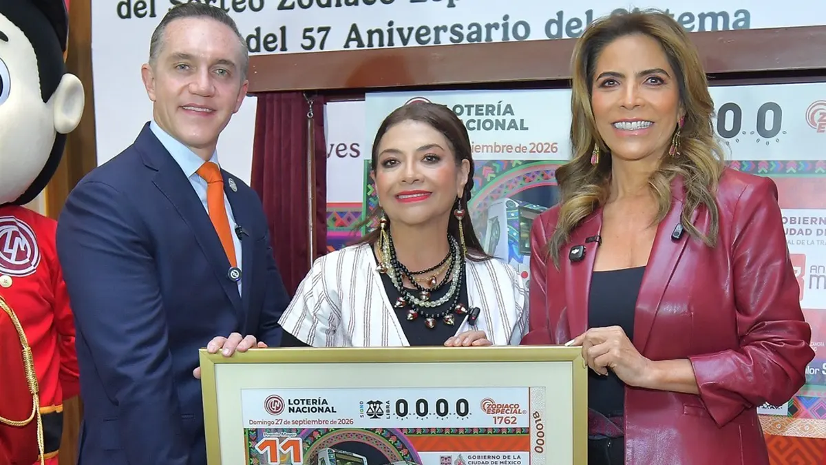 Adrián Ruvalcaba, Clara Brugada y Olivia Salomón, durante la conmemoración por los 57 años del Metro de la Ciudad de México