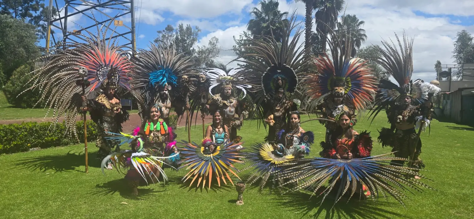 Integrantes del elenco de La Llorona con vestuario de la temporada 2026 en Xochimilco