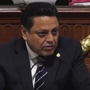 Diputado Israel Moreno durante su intervención en el Congreso de la Ciudad de México sobre congestionamiento vial