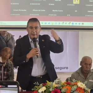 Octavio Martínez durante conferencia en la Central de Abasto de Ecatepec