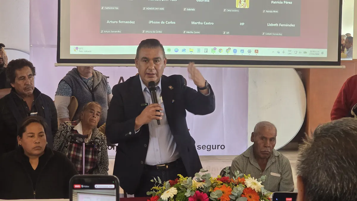 Octavio Martínez durante conferencia en la Central de Abasto de Ecatepec