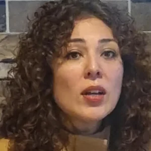 Denisse Ugalde Alegría durante una reunión con medios de comunicación en Tlalnepantla