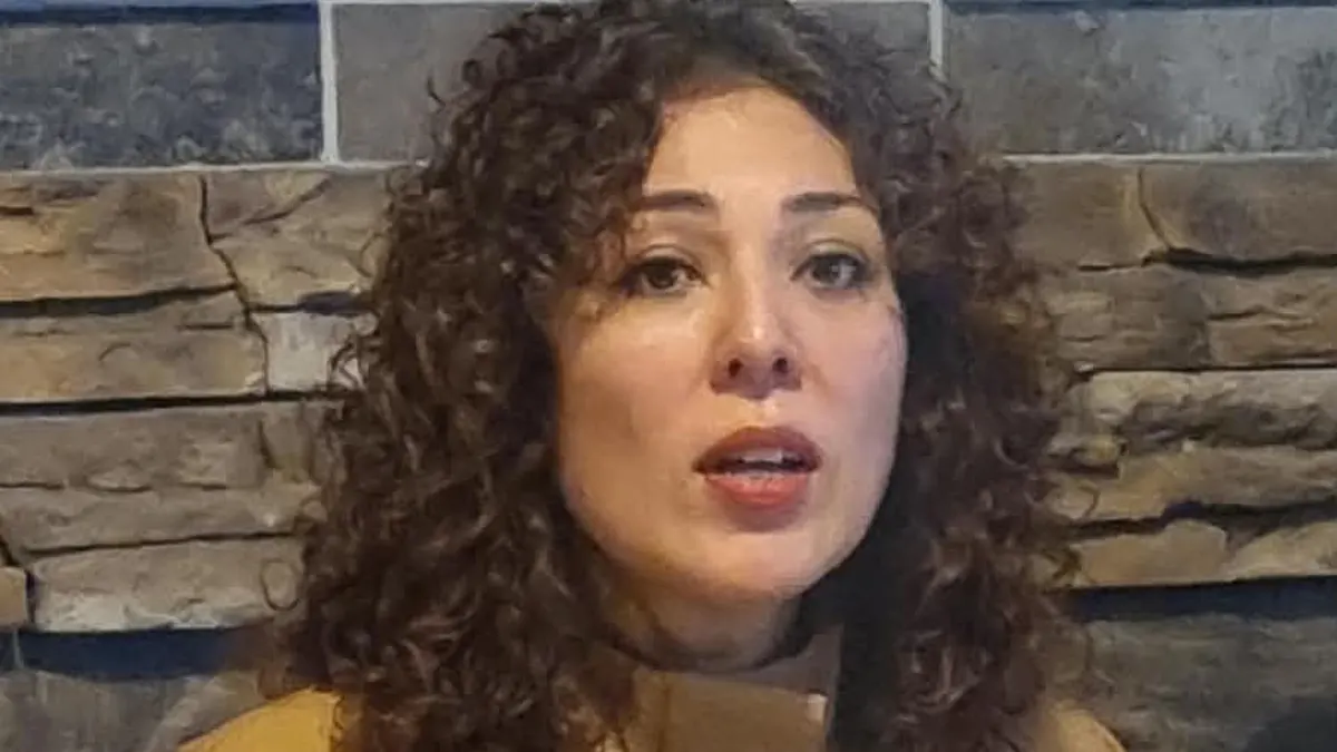 Denisse Ugalde Alegría durante una reunión con medios de comunicación en Tlalnepantla